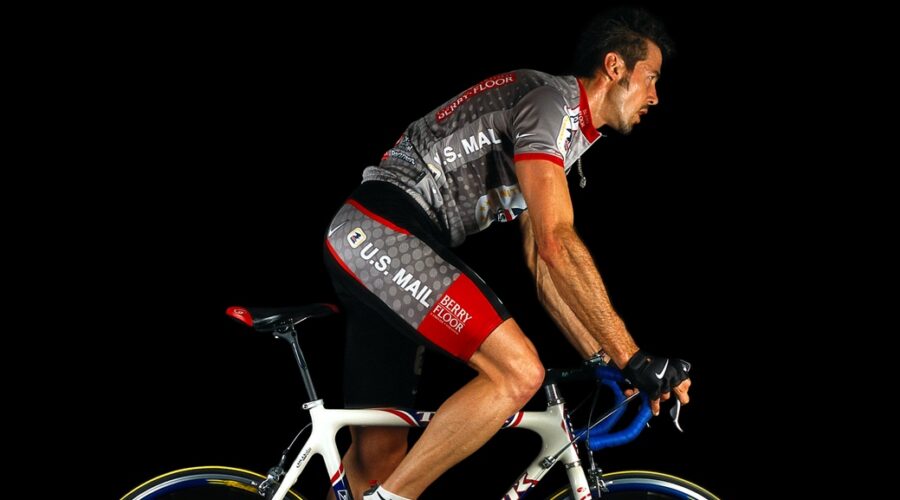 Ciclista con fondo negro